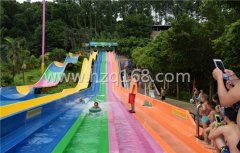 水上兒童游樂園的寵兒：水上滑梯