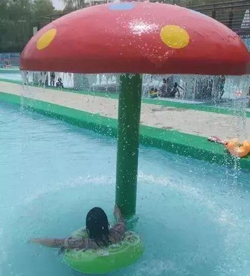 水上游樂設備下雨天